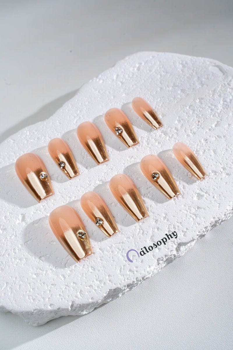 Nailosophy أظافر جل مضغوطة يدوية الصنع بلمسة فرنسية ذهبية كروم مع حجر الراين | شكل كوفين - Image 1